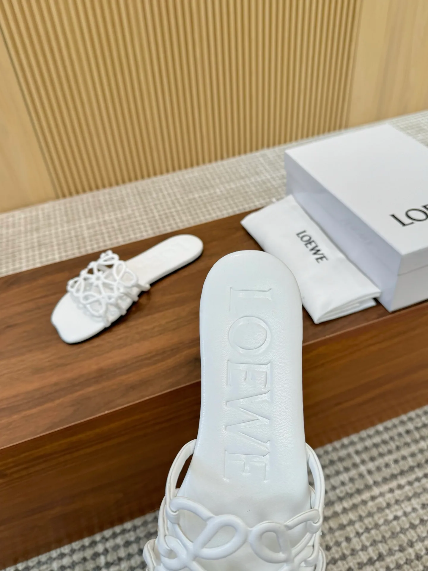 👟👟Ex-factory price 400👟👟 The latest 2025 LOEWE, summer limited edition hollow slippers, they are so beautiful on your feet! ! ! Highly recommended, a super lazy drag, the same style worn by celebrity bloggers! Fabric: Imported sheepskin (black, white, apricot, red, pink, five colors) Lining: Imported sheepskin Outsole: Genuine leather injection dyed bottom Number: 35-42